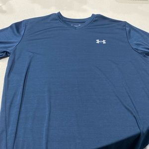 Under Armor Loose Fit v-neck navy short sleeve shirt